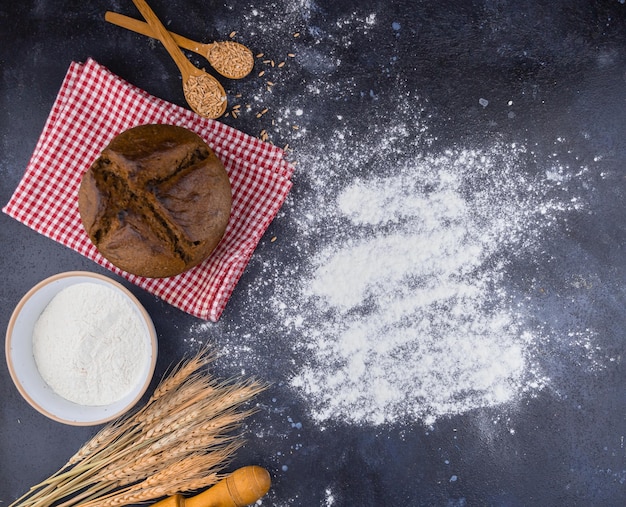 ingredienti per la cottura e utensili per cuocere il pane