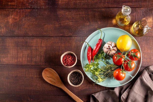 Ingredienti per la cottura in tavola Tomati peperoncini aglio erbe olio e spezie
