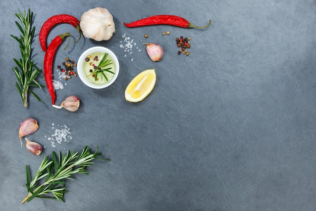 Ingredienti per la cottura spezie erbe basilico copyspace piccante peperoncino rosso peperoncino