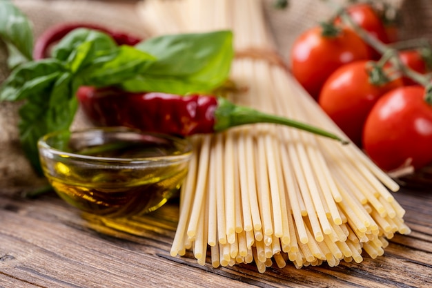 Ingredienti per la dieta mediterranea. carboidrati per una pasta italiana