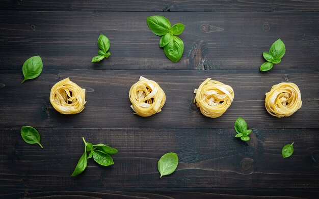 Ingredienti per la pasta fatta in casa su fondo di legno scuro.