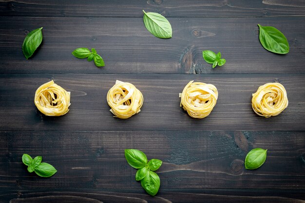 Ingredienti per la pasta fatta in casa su fondo di legno scuro.