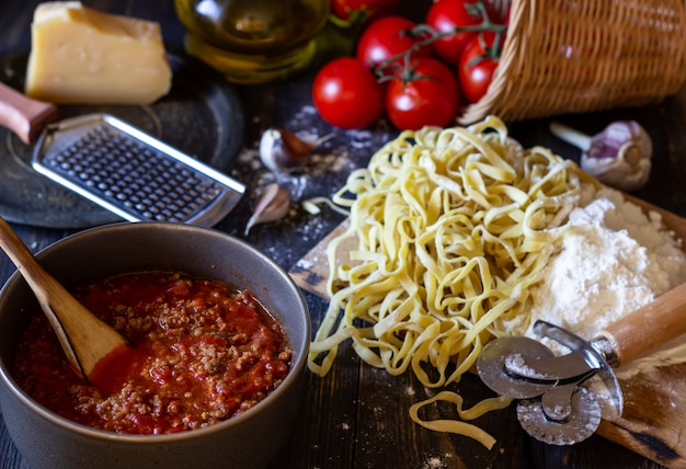 Ingredienti per la pasta italiana con salsa bolognese