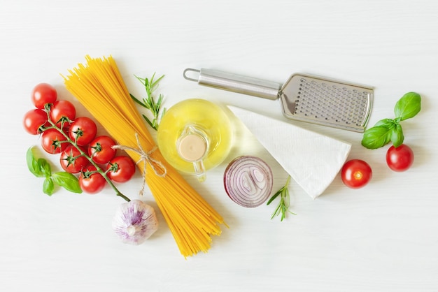 Ingredienti per la pasta italiana per cucinare Pasta cruda formaggio verdure spezie ed erbe aromatiche