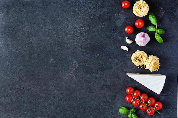 Ingredienti per la pasta italiana per cucinare Pasta cruda spezie ed erbe aromatiche vista dall'alto