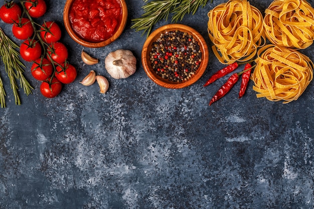 Ingredienti per la pasta su un tavolo scuro