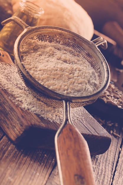 Ingredienti per la pasta sul tavolo. Messa a fuoco selettiva.