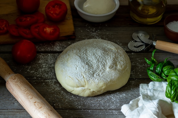 Ingredienti per la pizza Pasta, pomodori, mozzarella, basilico. Cucina italiana.