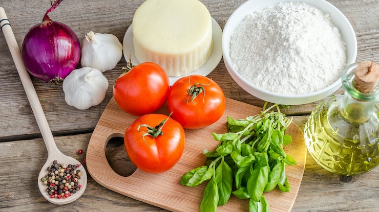 Foto ingredienti per la pizza sul tavolo di legno