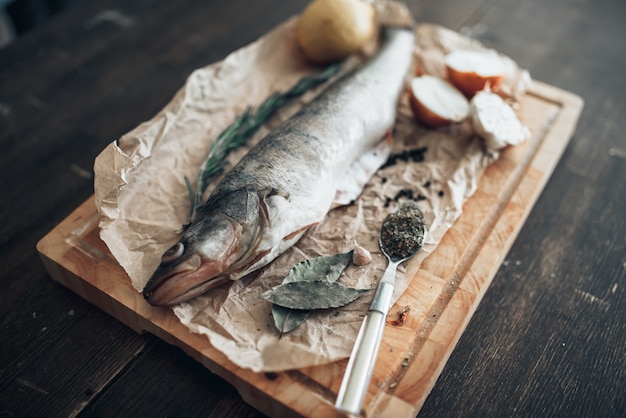 Ingredienti per la preparazione del pesce sul tagliere