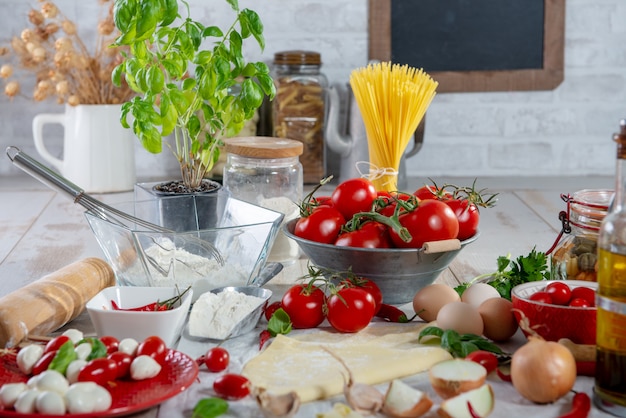 Ingredienti per la preparazione della deliziosa pizza