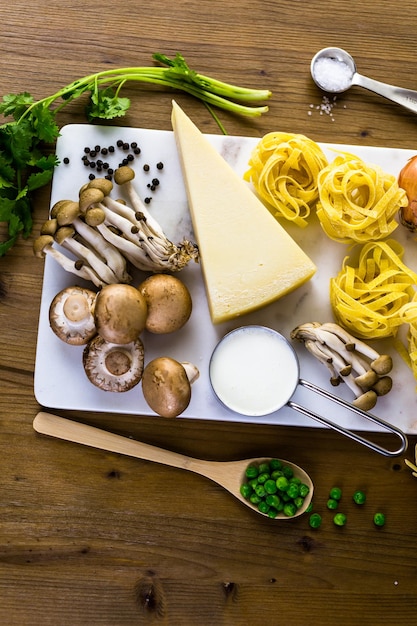 Ingredienti per la preparazione delle fettuccine con crema di funghi.