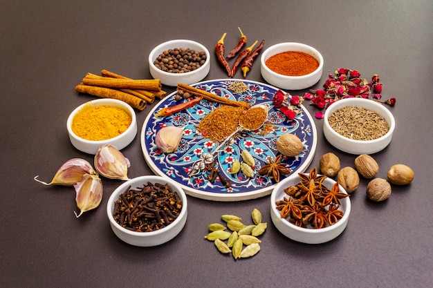Ingredienti per la preparazione di spezie orientali Ras el Hanout