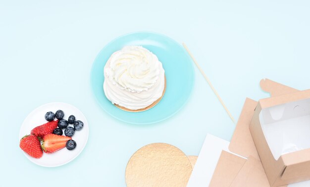 Ingredienti per la torta Pavlova fragole mirtilli e meringa con messa a fuoco selettiva Concetto di deliziosi dolci fatti in casa