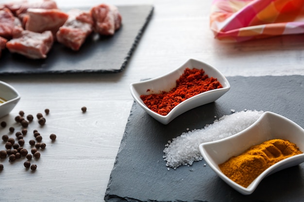 Ingredienti per lo spezzatino di manzo con olio d&#39;oliva, paprika e curry