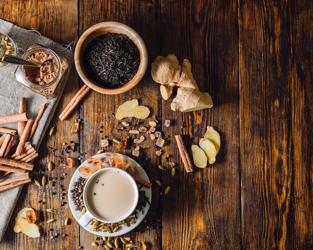 Ingredienti per Masala Chai e tazza con bevanda