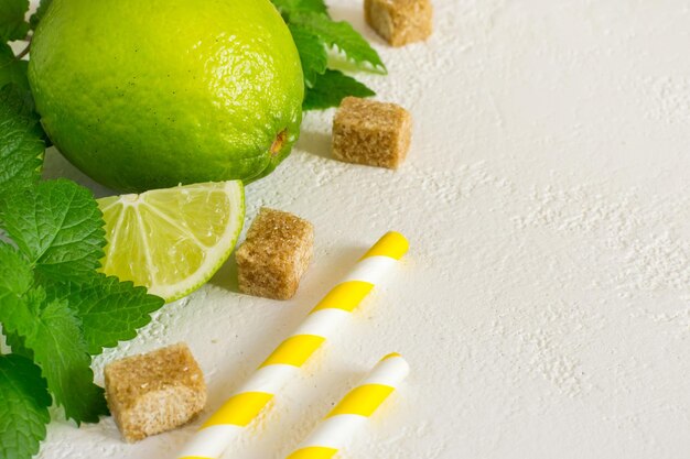 Ingredienti per Mojito. Lime succoso, menta e zucchero di canna, copia spazio