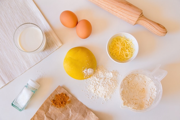 Ingredienti per pasta gialla sul tavolo bianco cucina