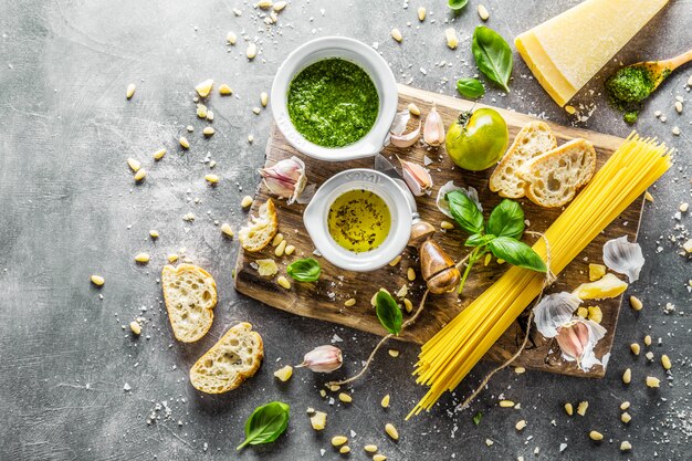 Ingredienti per pesto e pane chiabatta