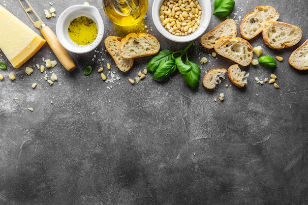 Ingredienti per pesto e pane chiabatta