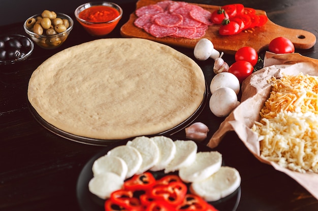 Ingredienti per pizza cruda