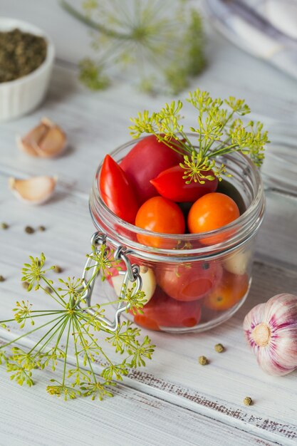 Ingredienti per preparare cibi vegetariani sani. Verdure Sottaceto. Pomodori in preparazione per la conservazione