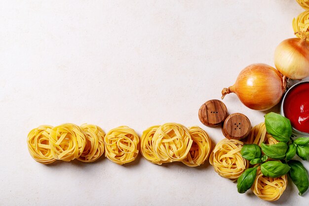 Ingredienti per preparare gli spaghetti alla bolognese