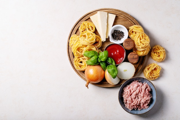 Ingredienti per preparare gli spaghetti alla bolognese