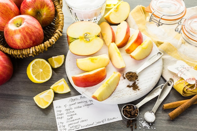 Ingredienti per preparare il burro di mele fatto in casa da mele biologiche.