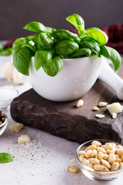 Ingredienti per preparare il pesto