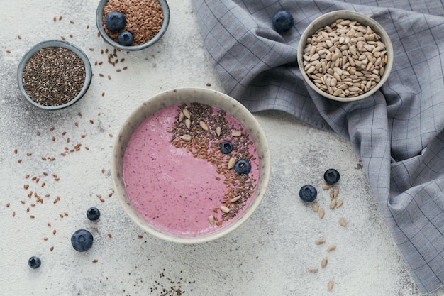 Ingredienti per preparare la ciotola per frullato di yogurt rosa con mirtillo e semi