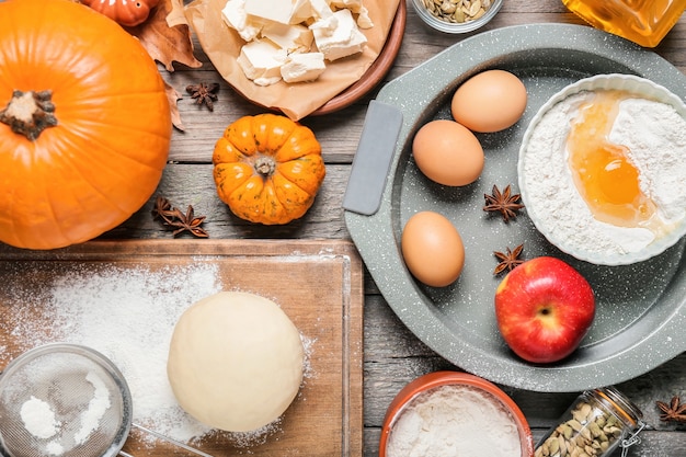 Ingredienti per preparare la torta di zucca su legno