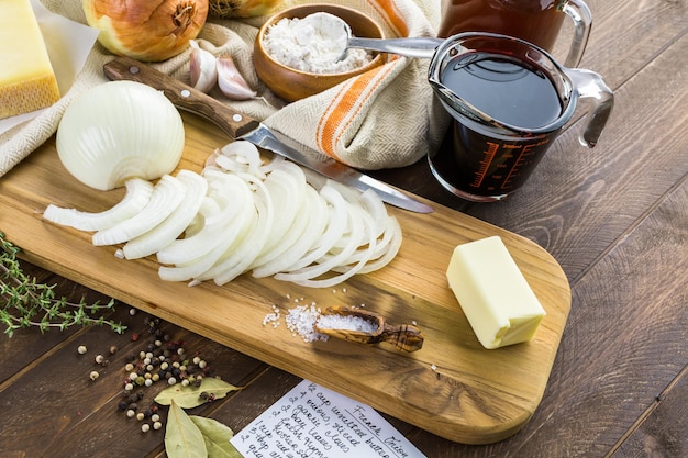 Ingredienti per preparare la zuppa di cipolle francese.