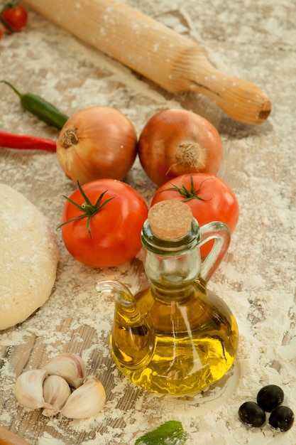 Ingredienti per preparare una pizza vegetariana