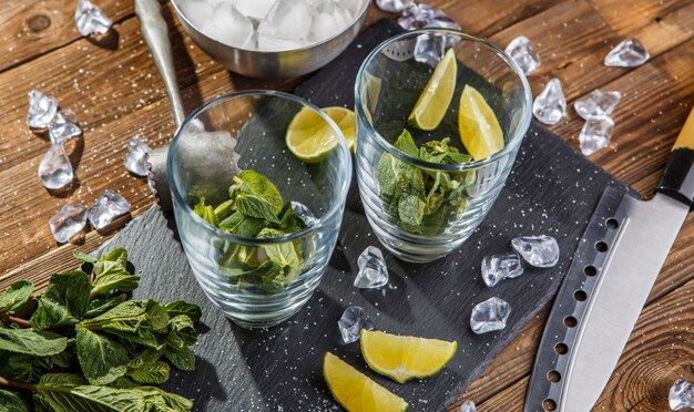 Ingredienti per rinfrescare il cocktail mojito