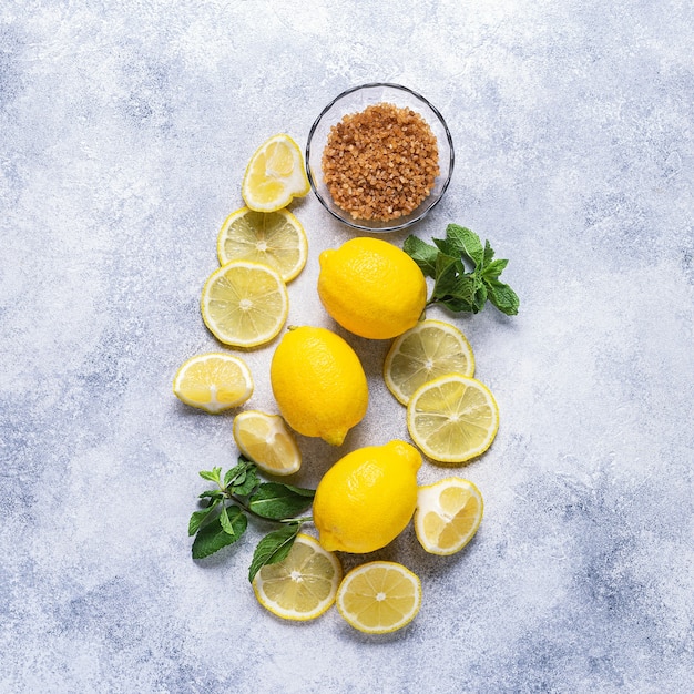 Ingredienti per rinfrescare la limonata, vista dall'alto.