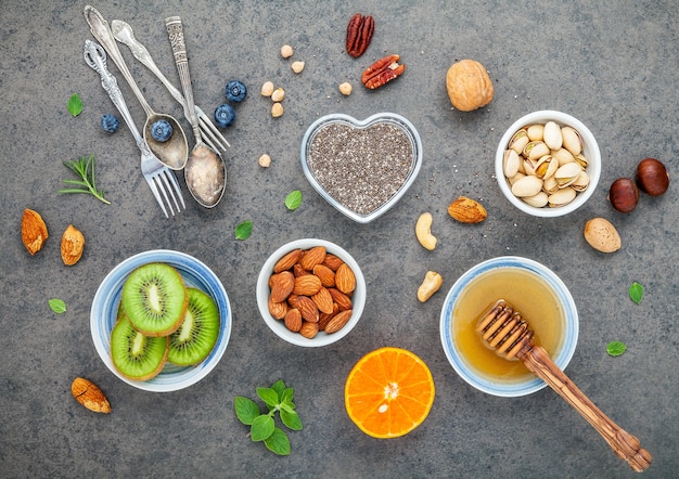 Ingredienti per sfondo di cibi sani. Concetto di cibo sano su priorità bassa di pietra scura.