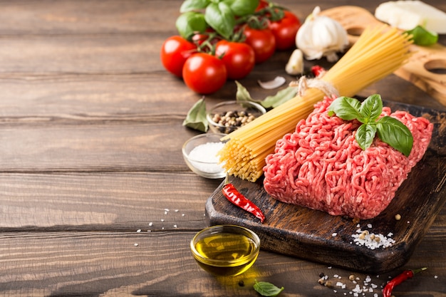 Ingredienti per spaghetti alla bolognese