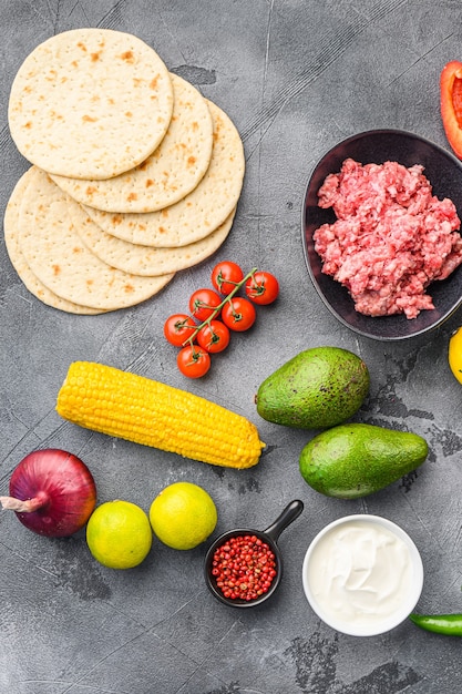 Ingredienti per tacos messicani con tortillas di mais, peperoncino, avocado, carne