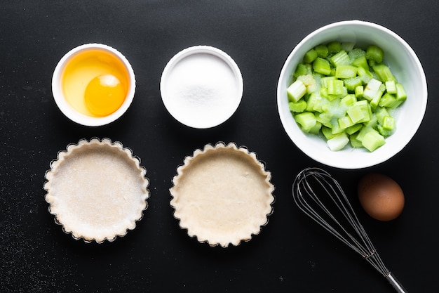 Ingredienti per torte di rabarbaro biologiche fatte in casa