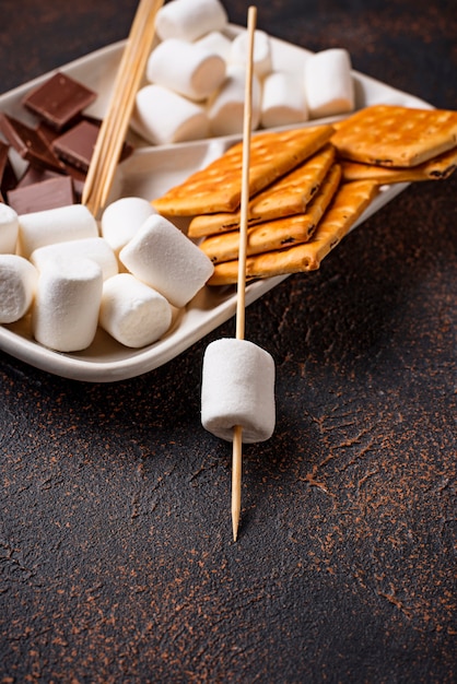 Ingredienti per tostare marshmallows e cottura s&#39;mores