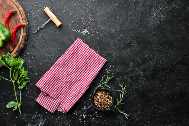 Ingredienti per una cucina sana su fondo rustico, vista dall'alto, banner. Spazio libero per il tuo testo.