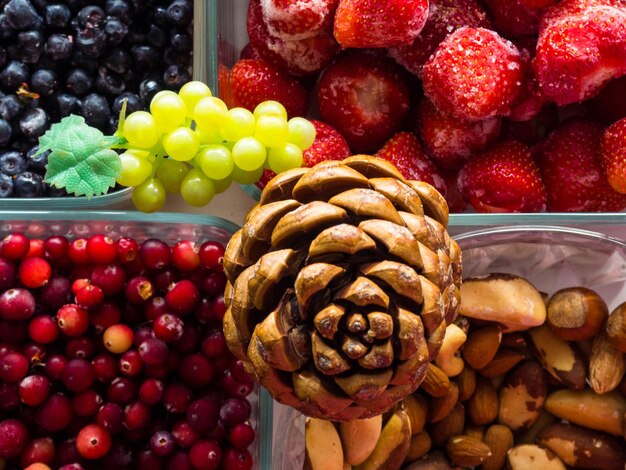 Ingredienti per una sana colazione noci frutti di bosco frutta cibo per il cuore ricco di resveratrolo vitamina antiossidanti Vista dall'alto