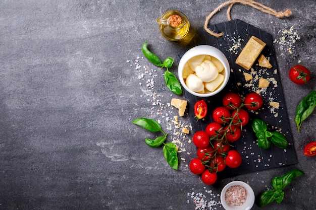 Ingredienti pesto per preparare salsa e pomodorini