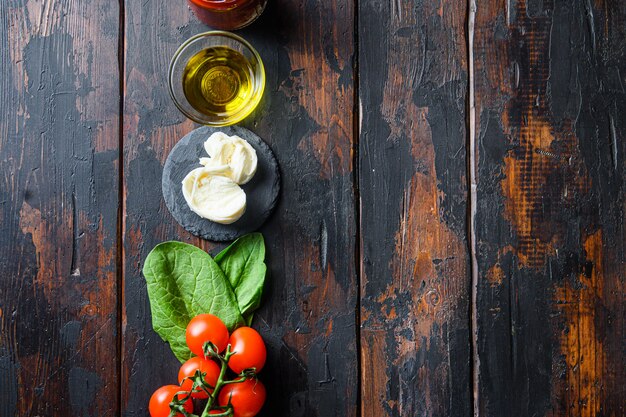 Ingredienti pizza per cucinare, pomodori, olio, aglio, basilico