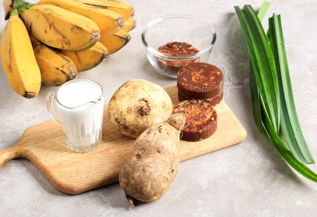 Ingredienti Preparazione per la composta di banane e patate dolci Kolak Pisang Ubi