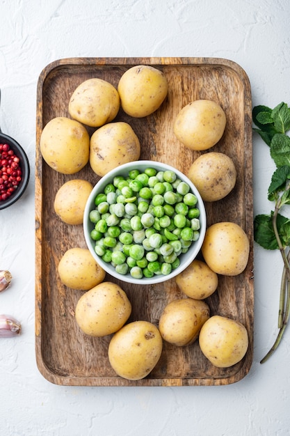 Ingredienti purè di patate alla menta, vista dall'alto, sul tavolo bianco