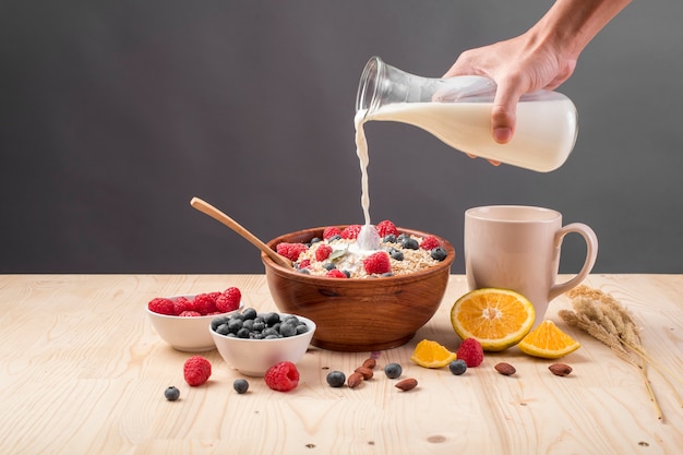 Ingredienti sani colazione sul tavolo in legno, concetto di cibo sano