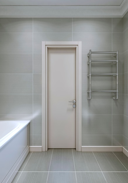 Ingresso al bagno con porta in legno bianco