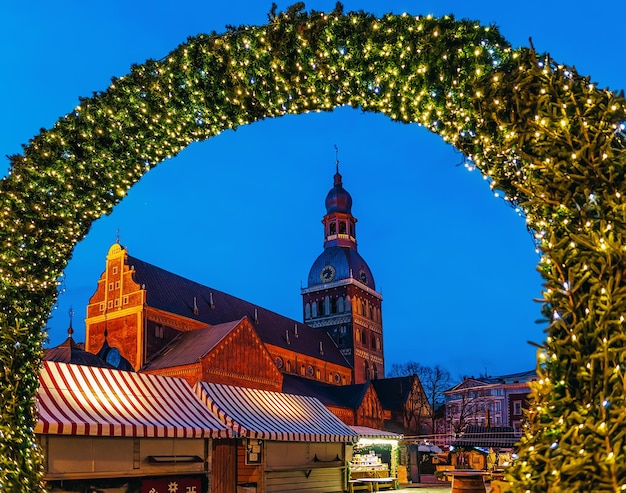 Ingresso al mercatino di Natale e alla Cattedrale di Riga di notte in inverno Riga in Lettonia.